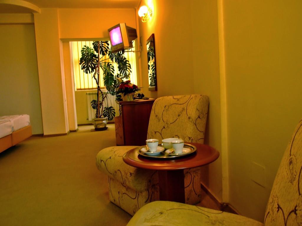 Hotel Regat ピテシュティ エクステリア 写真