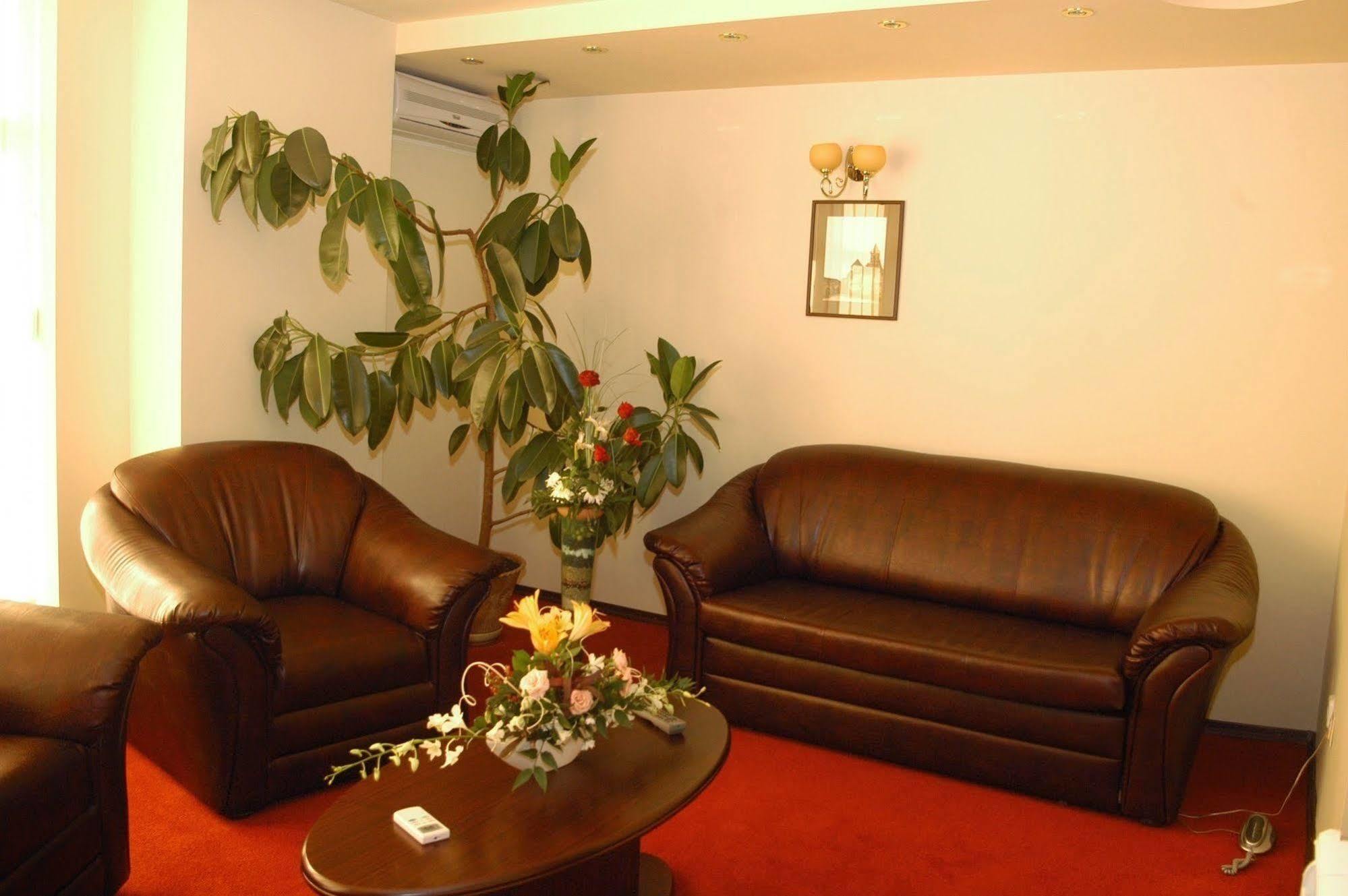 Hotel Regat ピテシュティ エクステリア 写真