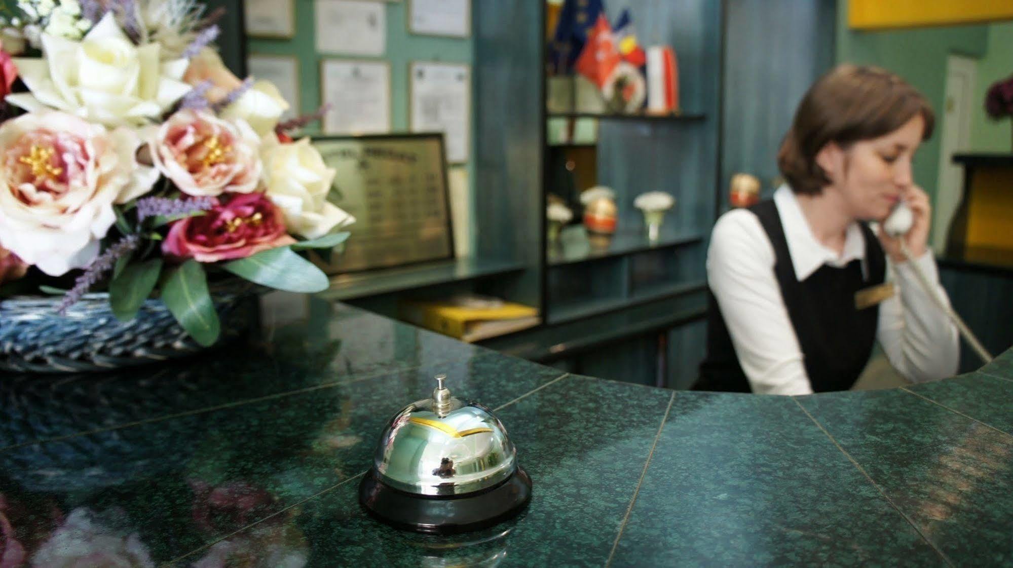 Hotel Regat ピテシュティ エクステリア 写真